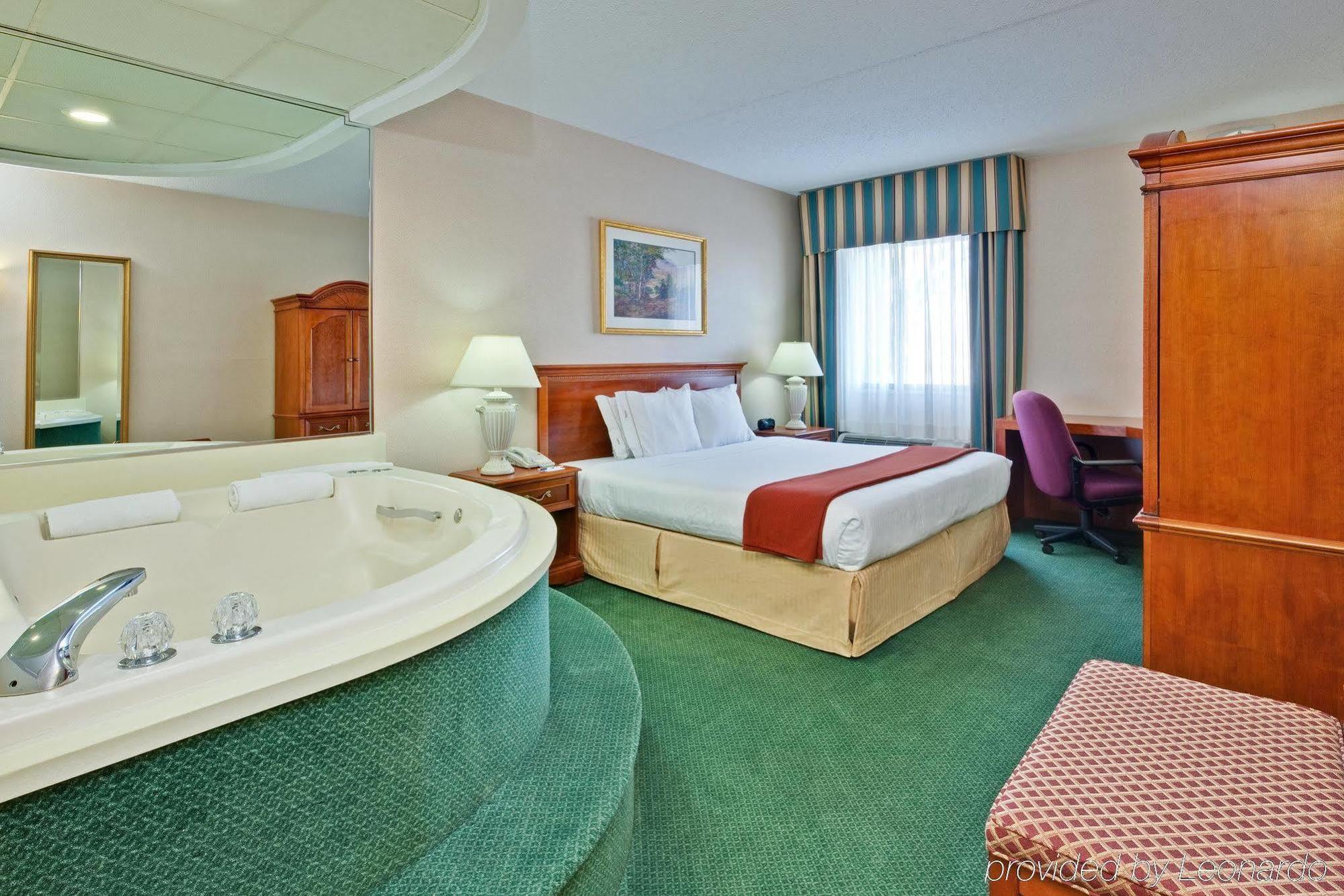 Holiday Inn Express Detroit-Warren/General Motors Technology Center By Ihg Quarto foto